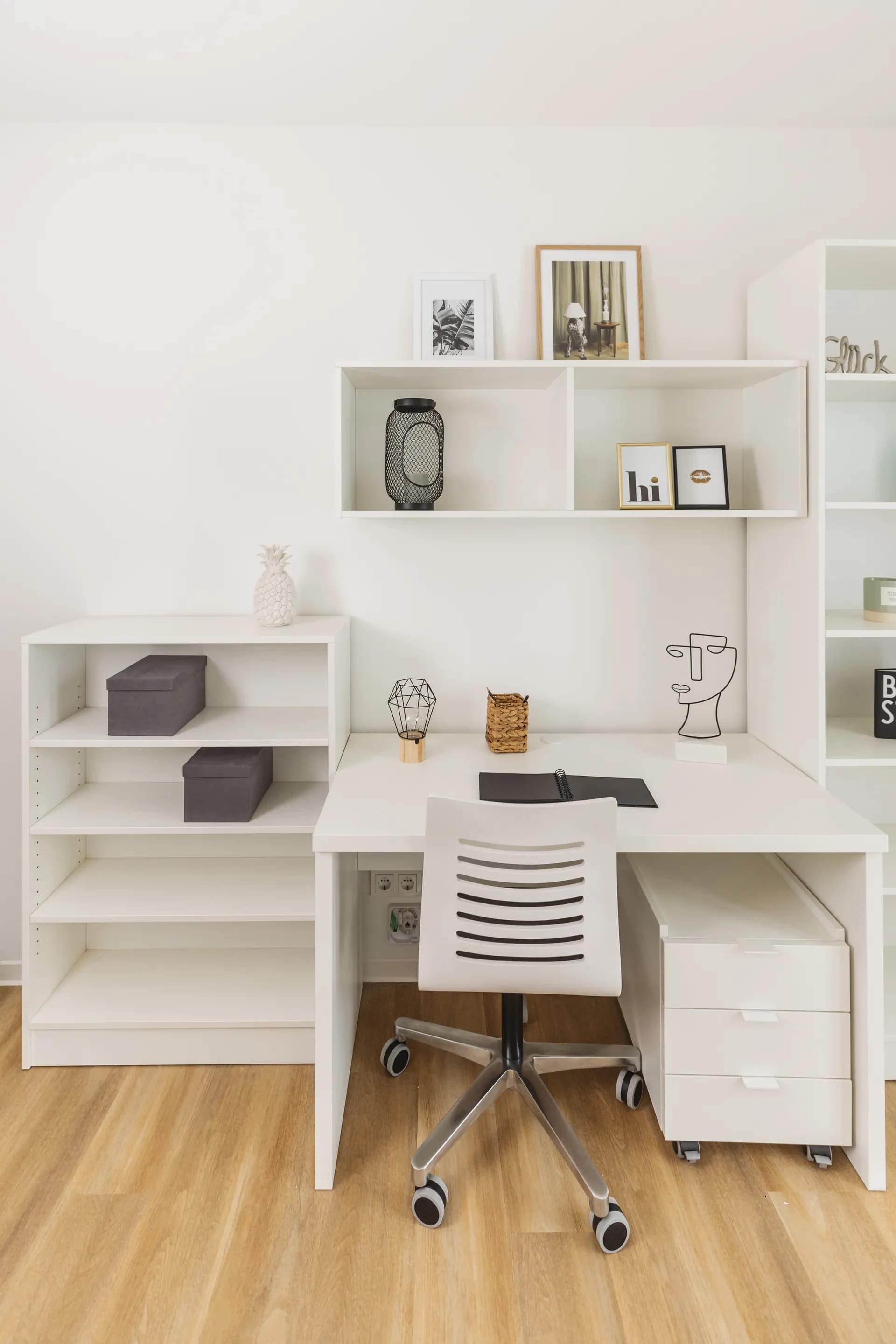 Arbeitsplatz mit Schreibtisch, Regal und Hängefach